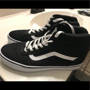 ⚡️ Flash Sale⚡️Black high top vans